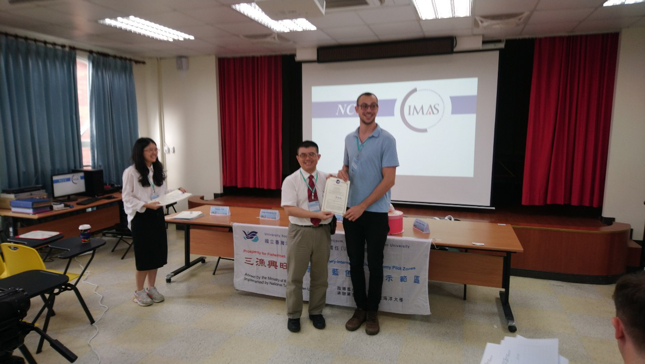 NTOU professor Tseng Sheng-wen issues participation certificate to Jordi Mallol Sala.（Photo by the College of Social Sciences